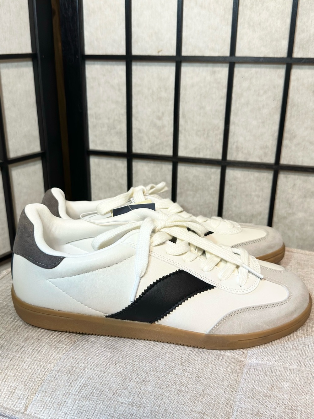 UNIVERSAL THREAD Spencer White Casual Memory Foam Sneakers